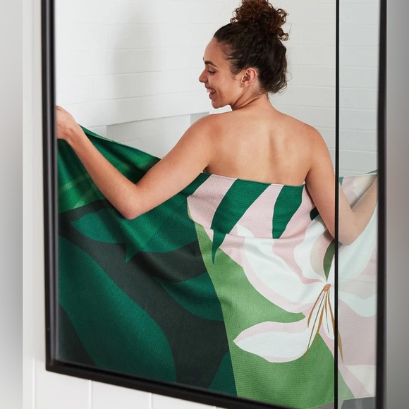 quick dry “Soft Seafoam” ikat print towel-sz large-NWT-100% recycled materials - Picture 10 of 16